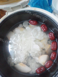 滋养的雪梨红枣银耳汤做法图解4)