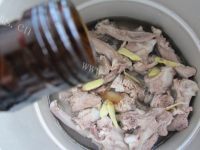 热腾腾的酱烧鸭锁骨做法图解5)