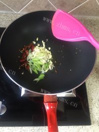 脆嫩可口的干煸豆角做法图解3)