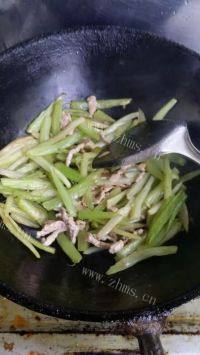 家常菜肉丝芹菜做法图解8)