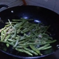 香喷喷的干煸四季豆做法图解12)
