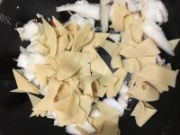 干豆腐炒白菜木耳做法图解6)