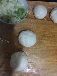 美味的葱香油饼做法图解2)