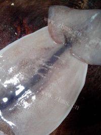 鲜香的芹菜炒鱿鱼做法图解5)
