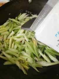 家常菜西芹炒肉丝做法图解7)