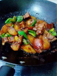 色泽不错的萝卜红烧肉