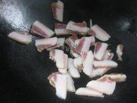 家常菜大蒜炒腊肉做法图解3)