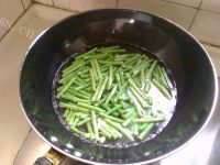 五味俱全的茄子烧豆角做法图解3)