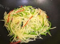 开胃的炒土豆丝做法图解3)