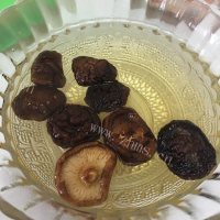 美味的鸡腿香菇汤做法图解2)