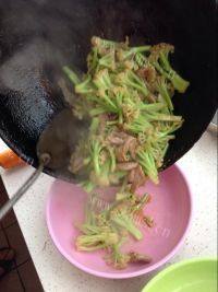 家常菜有机菜花炒肉做法图解11)