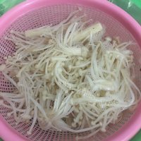 妈妈做的凉拌金针菇做法图解6)