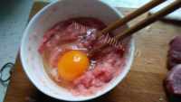 美味的龙眼蒸肉饼做法图解4)