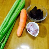 家常菜肉片炒芹菜做法图解1)