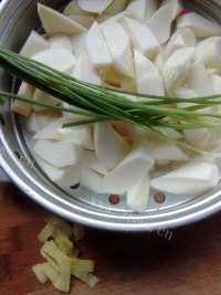 家常菜油焖茭白做法图解1)