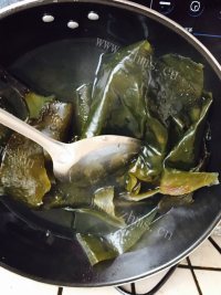 喷香的海带排骨汤做法图解3)