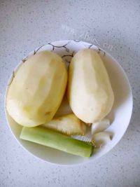 家常菜鸡腿炖土豆做法图解2)
