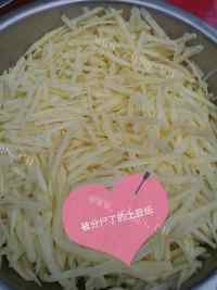 好吃的煎土豆饼做法图解2)