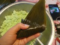 美味的绿西米蜜枣粽做法图解10)