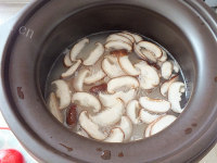 美味的香菇鸡肉粥做法图解6)