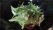 家常菜腊肠炒双蔬做法图解5)