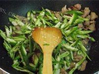 开胃青椒榨菜肉丝做法图解8)