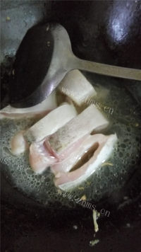 美味的糖醋鱼腩做法图解4)