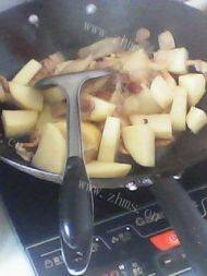 好吃的土豆炖豆腐做法图解5)