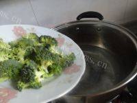家常菜杏鲍菇炒腊肠做法图解3)