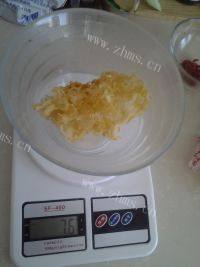 美味的银耳雪梨汁做法图解2)