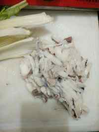 美味的鲜乌贼炒西芹做法图解1)