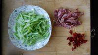 家常菜香芹炒腊肉做法图解1)