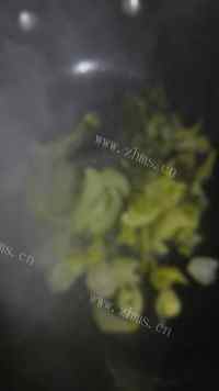 香喷喷的酸辣肥牛做法图解4)