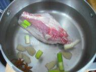 酸菜汆白肉自制做法图解7)