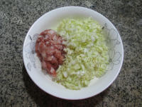 香喷喷辣味包心菜肉末煎饼做法图解2)