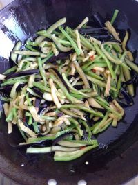 口感极佳的青椒炒茄条做法图解9)