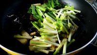 诱人的韭菜炒豆腐做法图解4)