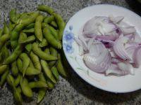 家常菜洋葱炒毛豆做法图解1)