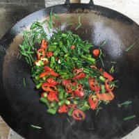 鲜美可口的河虾炒韭菜的做法图解三