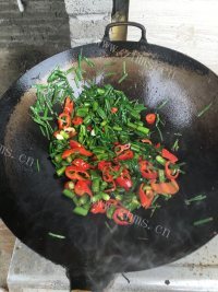 鲜美可口的河虾炒韭菜做法图解3)