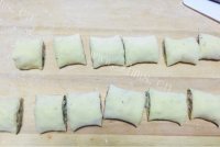 自制葱香花卷做法图解9)