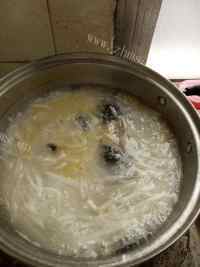香气浓郁的萝卜鲫鱼汤做法图解4)