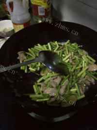 美味营养的芹菜炒肉做法图解4)