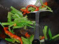 家常菜芹菜炒腊肠做法图解9)