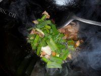 简单易做的花菜炒肉做法图解7)