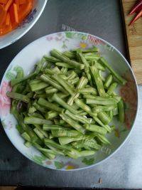 家常菜炒四季豆做法图解2)