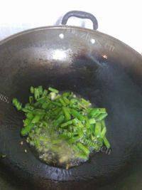 家常菜四季豆炒五花肉做法图解6)