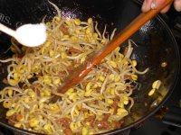家常菜黄豆芽炒肉丝做法图解7)
