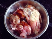 家常鸡腿肉炒草菇做法图解2)