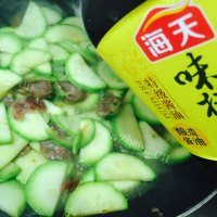 好吃的酸辣西葫芦香肠做法图解7)